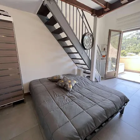 Mezzanine Climatise Proche Avec Terrasse Et Parking A Saint-raphael - Fr-1-226a-162